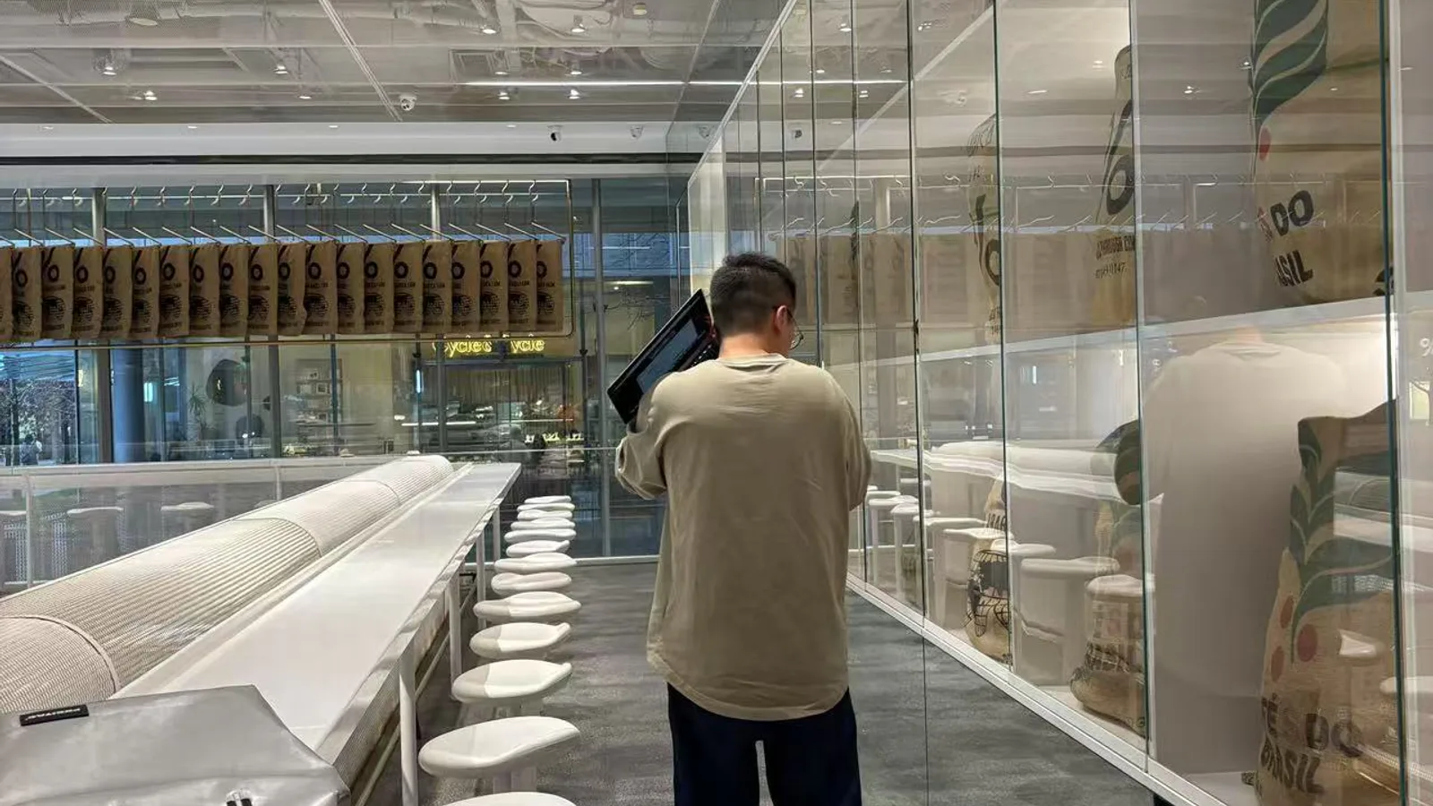 人在玻璃空间中行走及其镜面倒影,作为B2B官网用户行为分析文章封面