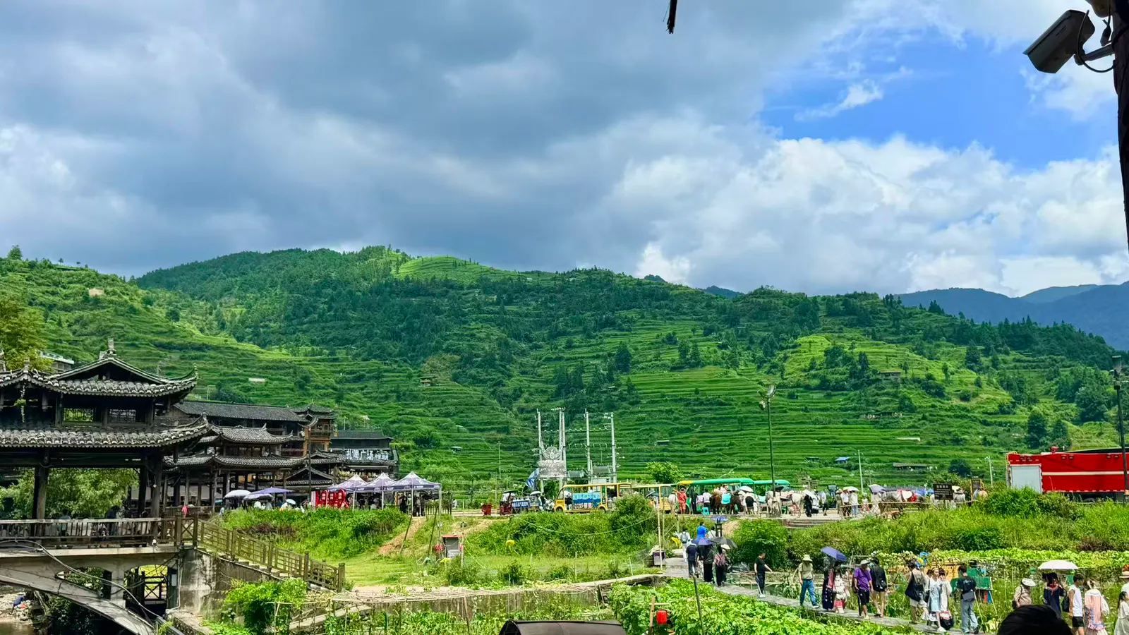 穿过山地村寨的红色列车
