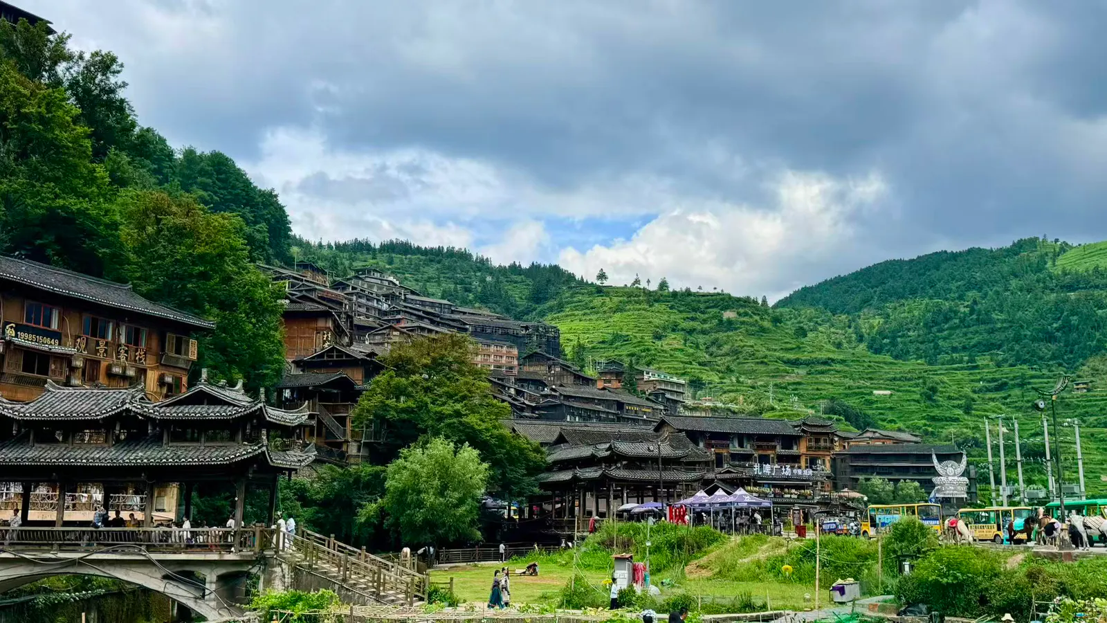 云层下的山地村寨