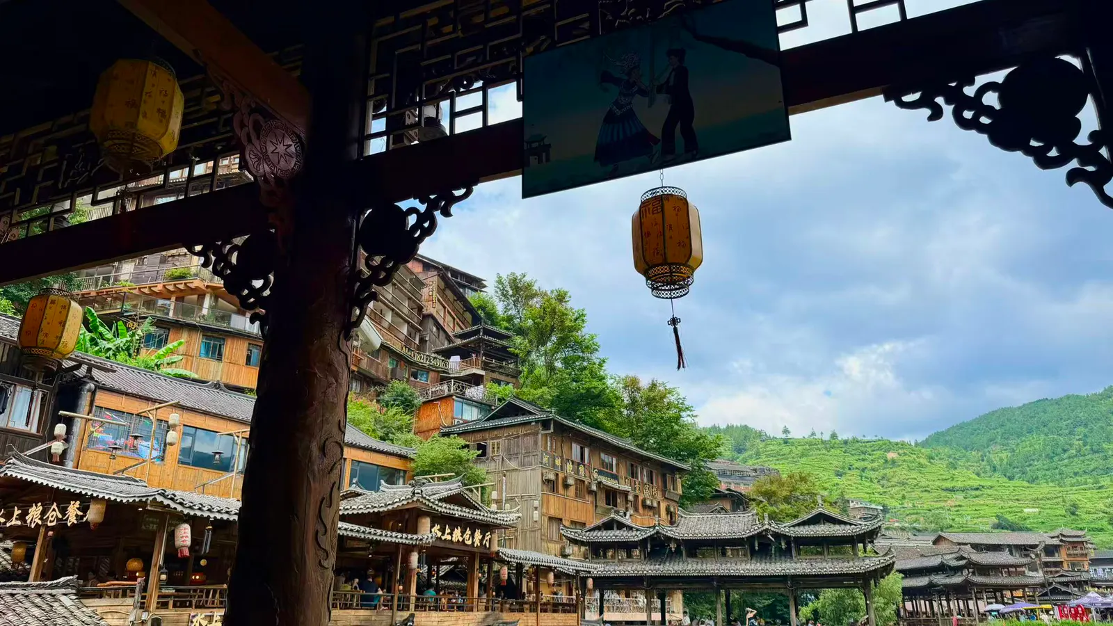 木构屋檐框住远处山地