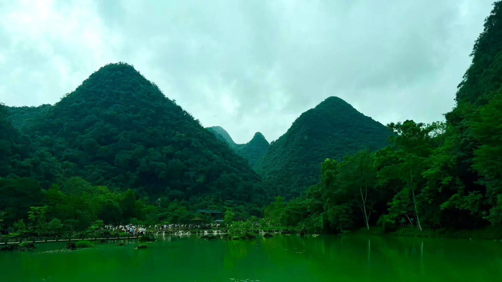 群山和绿色湖水