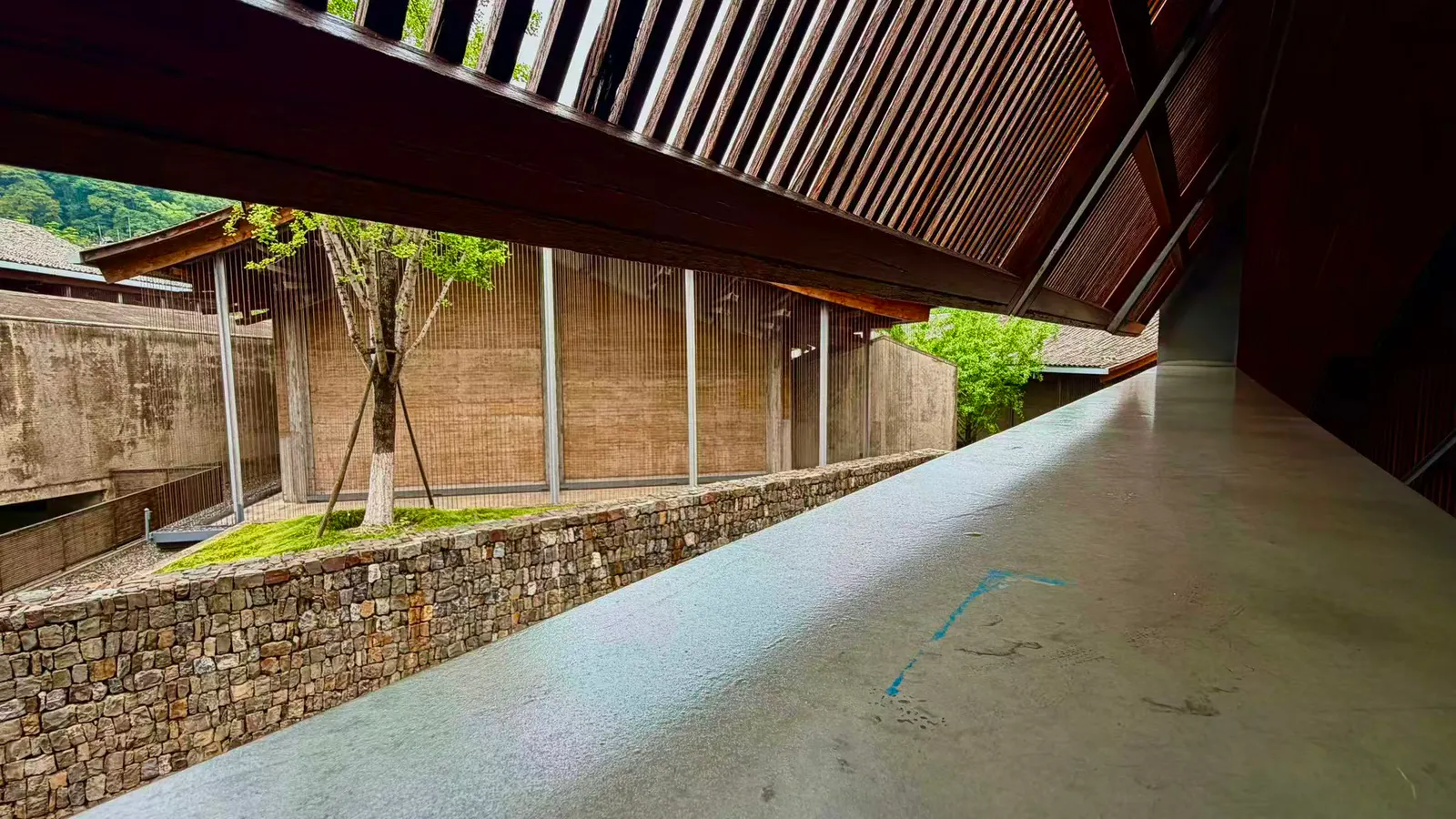 建筑连廊与石墙庭院