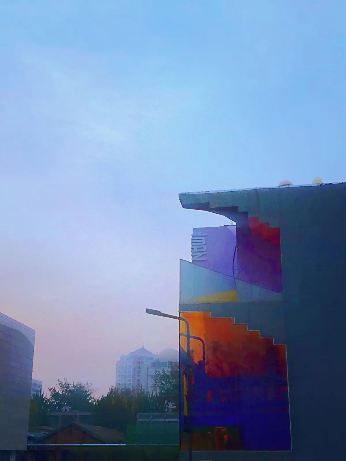 雾气中的彩色建筑立面