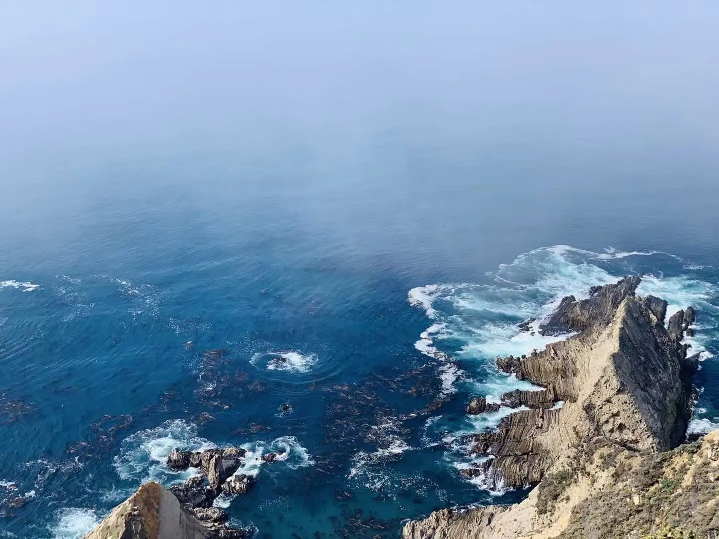 海岸悬崖与深蓝色海面