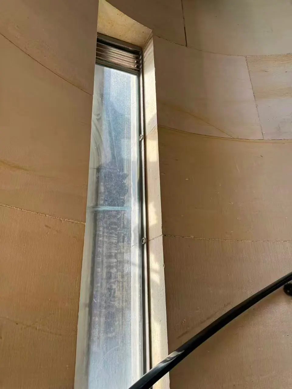 楼梯间狭长窗户中的光