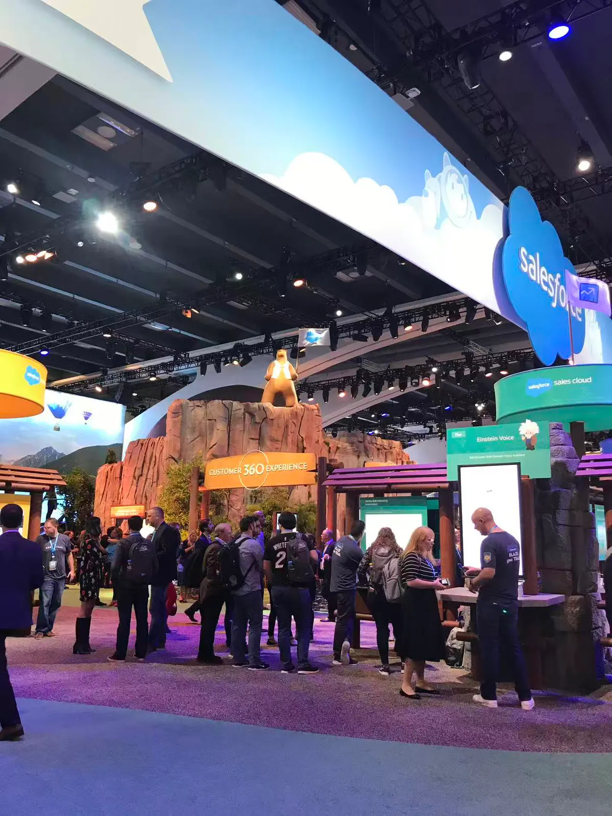 展览空间中的展台与参观者