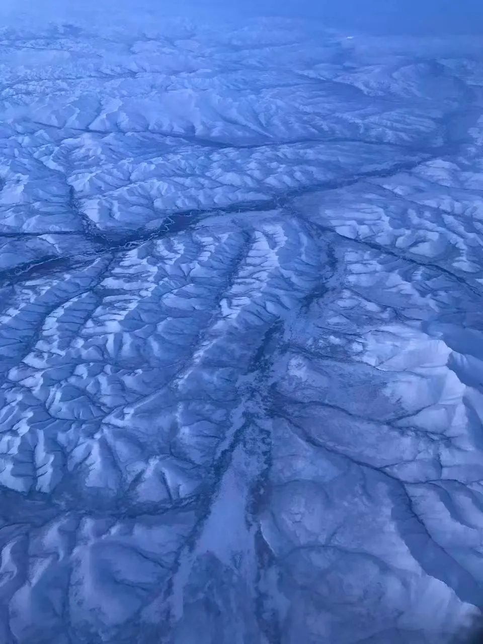 高空俯瞰连绵雪山