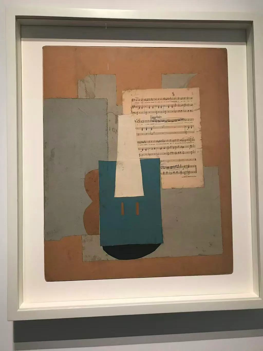 展墙上的拼贴与文字作品