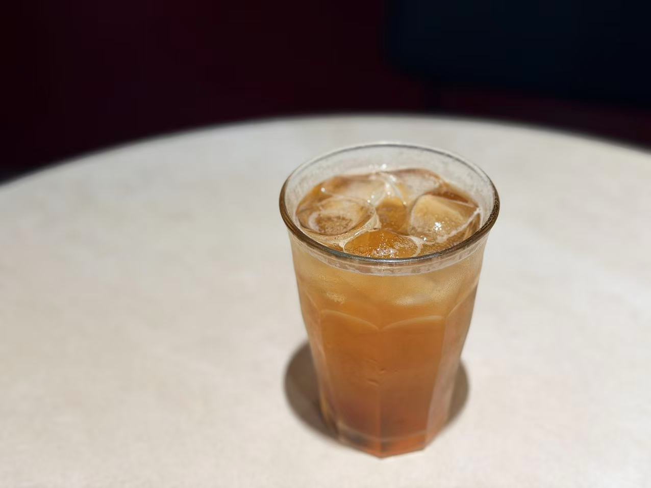 桌面上的一杯冰饮