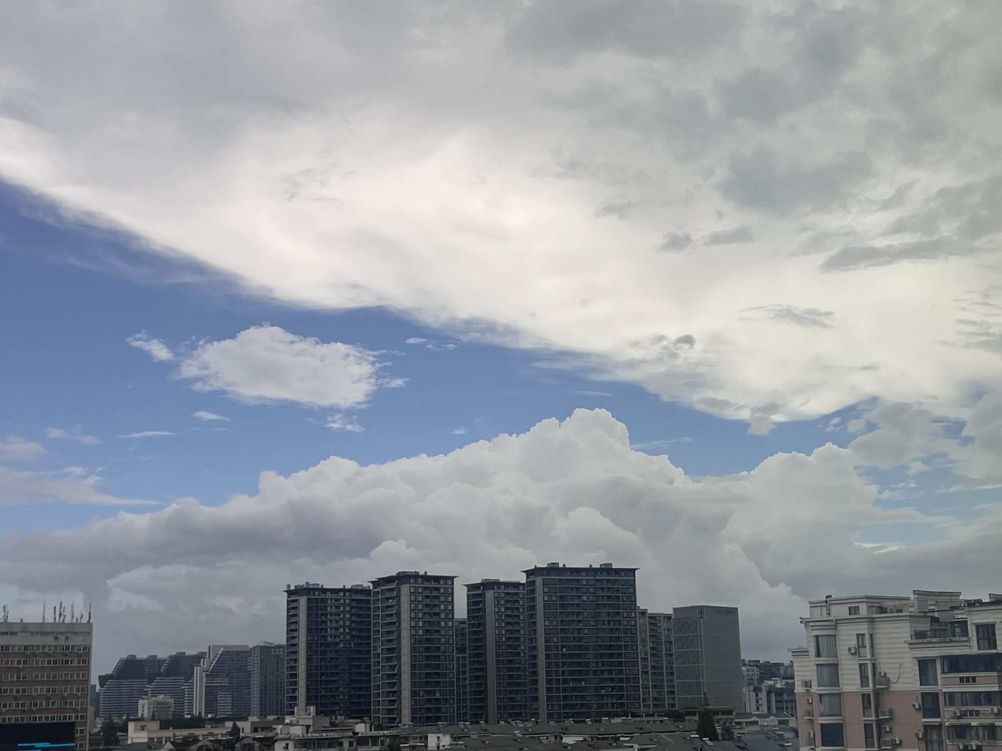 蓝天白云下的城市建筑