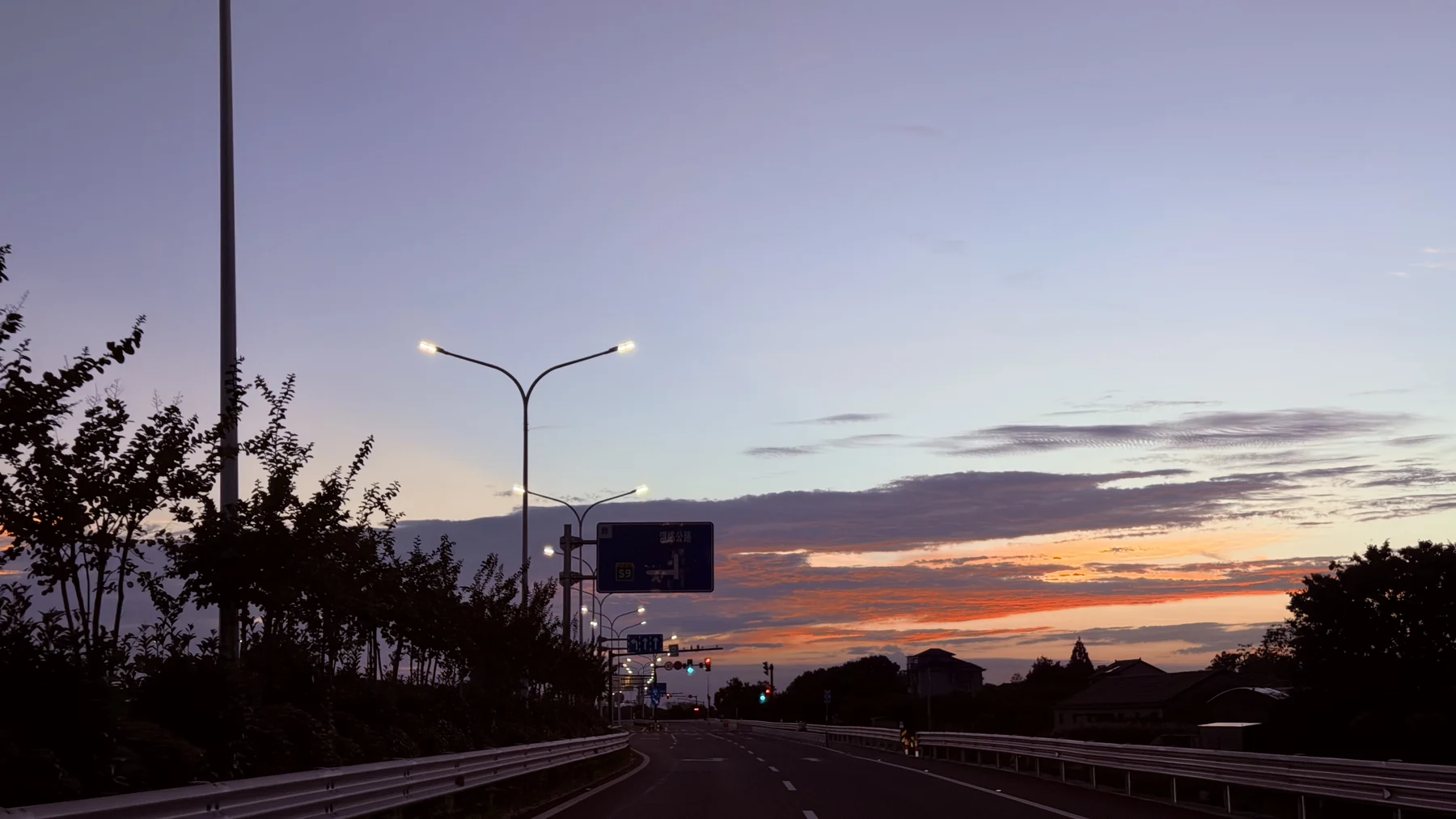 暮色中延伸的道路与亮起的路灯
