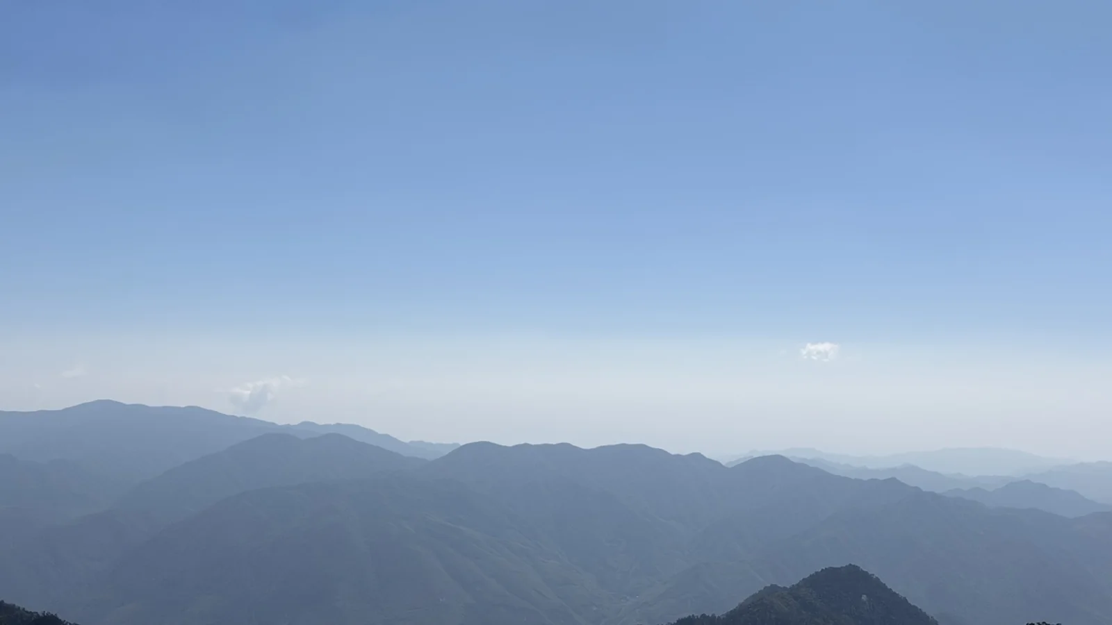 蓝天下层层延伸的黄山山脉,表达慢一点、稳一点、远一点的长期经营方向